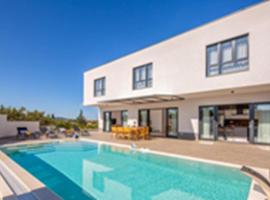 New Haus Close to Beach, hotel di Milna