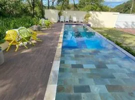 Casa em condomínio fechado em santiago maresias a 100 metros da praia