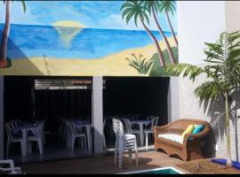 Casa mobiliada para periodo da tecnoshow 3 quartos sendo uma suíte sala copa cozinha área de lazer com piscina e bar molhado com churrasqueira 4 banheiros cozinha montada na área de lazer com 2 churrasqueiras elétrica e comum, ξενοδοχείο σε Rio Verde