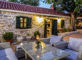 Heritage Hotel & Estate Raznjevica Dvori AD 1307, hotel v destinaci Polača