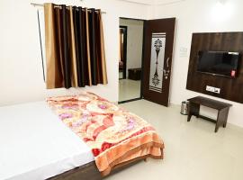 Hotel Shree chandram - 10min walking distance to श्रीNathji temple, family hotel in Nāthdwāra