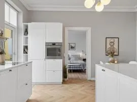 City center apartment w/ large private balcony