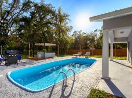 Spacious Brandon Home with Pool and Hot Tub!, hotell Brandonis