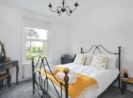 Sea Salt Cottage - Mins to beach & shops Dog Friendly