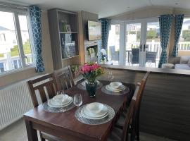 Luxury Romantic 2 Bedroom Caravan Trecco Bay, hotel u gradu 'Newton'