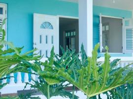 Casa Lula Beach Retreat - Dog friendly, Fenced backyard, hytte i Arecibo