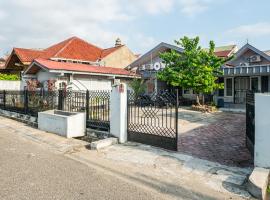 SUPER OYO Gandaria Guest House Near Masjid Raya Sumatera Barat: Padang şehrinde bir otel