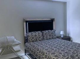 Modern , Cozy , and Brand New ., hotel din Cape Coral