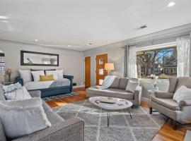 Historic Mountain Ave Bungalow - Walk Everywhere!，位于柯林斯堡的酒店