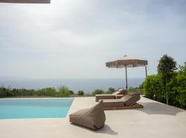 Sea Whisper with Private Pool & Panoramic Sea view, chalupa v destinaci Plateies