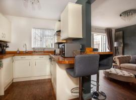 Three Bedroom House, Driveway, Bracknell Centre, hotel with hot tubs in Bracknell