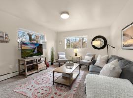 Stylish Condo in the Heart of Old Town, hotel u gradu 'Fort Collins'