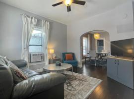 The Cottage! Chic Bungalow near Old Town Square!，位于柯林斯堡的酒店