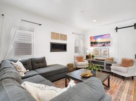 Steps from River & Old Town - Hot Tub & King Bed, hotel en Fort Collins