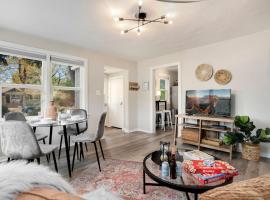 Charming Old Town Bungalow with Free Cruiser Bikes, hotel em Fort Collins