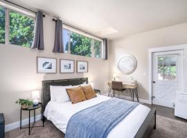 Gorgeous Guest Suite - Walk to Old Town and CSU!, hotell i Fort Collins