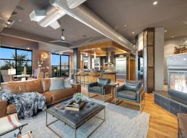 Penthouse with Mountain Views in the Heart of Old Town, lejlighed i Fort Collins