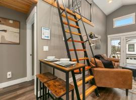 Luxury Living - Walk to Poudre Trail and Old Town!, leilighet i Fort Collins