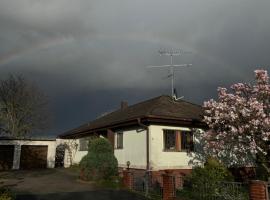 Haus mit Pool und Panoramablick, hotel v destinaci Hirschaid