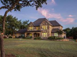 Ranch Estate With Pool and 4 Hole Golf Course! Sleeps 24 - Luxury Vacation Experience!, hotel in Dripping Springs