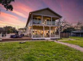 Lake Front, Access to Boat Ramp, Main House, Apartment and Studio on One Property!, villa em Austin