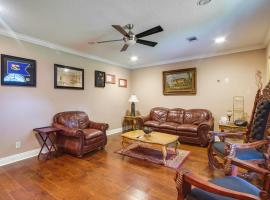 Homey Greenwood Getaway with Patio and Backyard, hôtel à Greenwood