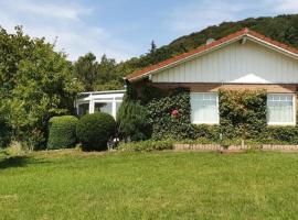 Sonnendurchflutetes Ferienhaus mit Wintergarten in Marienmünster mit schönem Garten und Terrassen, hotell i Marienmünster