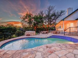 Modern Farmhouse with Private Pool, villa i Dripping Springs