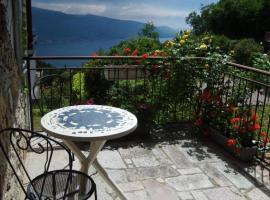 Schönes Ferienhaus Casa Romantica am Gardasee mit Seeblick in Tignale, Hotel in Tignale