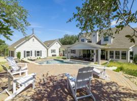 Peaceful Country Charm with Private Pool, husdjursvänligt hotell i Dripping Springs