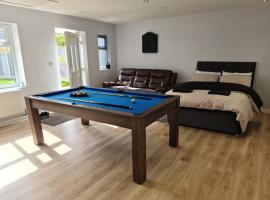 Detached Flat in Leeds, Free WIFI and parking, Pool table, 75 inch tv, Netflix, Disney plus, hotel a Moortown