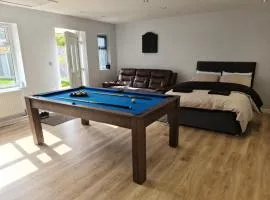 Detached Flat in Leeds, Free WIFI and parking, Pool table, 75 inch tv, Netflix, Disney plus