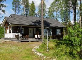 Hochwertiges Ferienhaus mit Sauna sowie Holzterrasse und Garten am See: Sotkamo şehrinde bir kulübe
