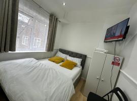 Cosy Smart/Small Double Room in Keedonwood Road Bromley, bed and breakfast en Bromley