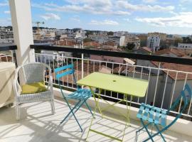 Bright 1-bedroom 'Les Alizées' with air conditioning and parking, hotel a Juan-les-Pins