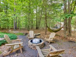 Peaceful Poconos Hideaway Grill and Fire Pit!, cottage in Pocono Pines