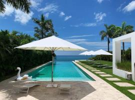 Villa con piscina en frente al mar con servicios, cabaña en San Carlos