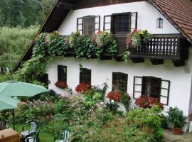 Komfortables Landhaus mit Gartengrundstück und Naturbadeteich direkt am Wald und verkehrsbegünstigt für Ausflüge โรงแรมในRettenberg