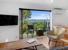 Kina Cottage - Waiheke Island Holiday Home, stuga i Surfdale