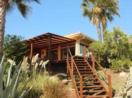 Ferienhaus mit hellem Wohnbereich, zwei Schlafzimmern und einer Terrasse