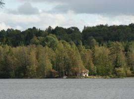 Gemütliches Holzhaus am See mit Boot und ideal zum Angeln, vacation home in Sexdrega