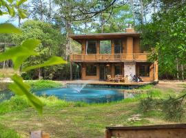 Waterfront Houston Hide out In A Magical Forest, hotel sa Waller
