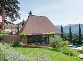 Villa mit Pool, Whirlpool, Sauna und großem Privatgarten, hotel in Caldaro