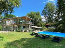 Sportives Ökologisches Lifestyle-Ferienhaus mit großem Außenpool, Sauna und Fitnessbereich, holiday home in Donaueschingen