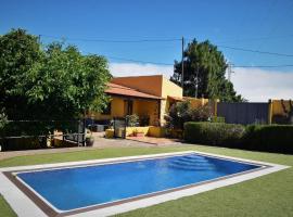 Gemütliches Ferienhaus in El Rosario mit Privatem Pool und Panoramablick, Hotel in El Rosario