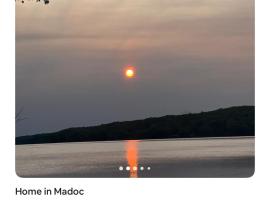 Madoc lake house, villa en Madoc