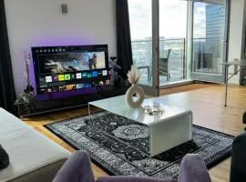 City Centre 2 Bed Apartment With Spa, Gym & Balcony