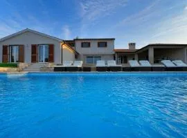 Schönes Ferienhaus in Kavran mit Privatem Pool