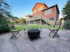 5 Bedroom Beach House 12 Minutes from Beach w/ Firepit & BBQ Grill, mökki kohteessa Nags Head