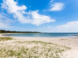 Großes Ferienhaus auf Gotland 700 Meter zum Meer โรงแรมในLjugarn